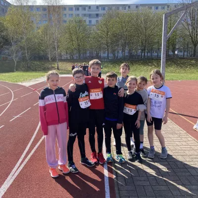 Grundschule beim Staffellauf